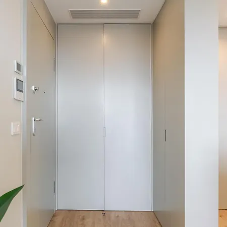 Apartment Hostwise - Modern With Rooftop Pool *