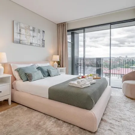 Hostwise - Modern With Rooftop Pool Apartment *