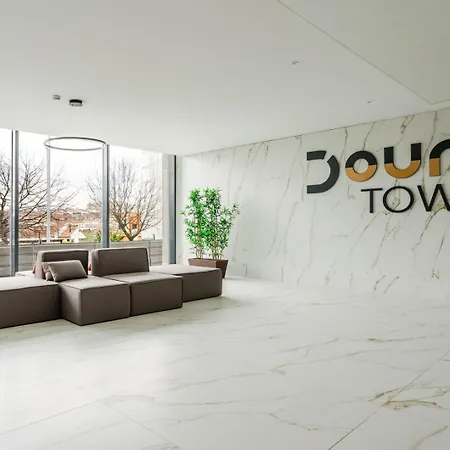 Hostwise - Modern With Rooftop Pool Apartment *