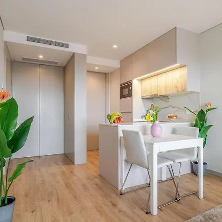 Apartment Hostwise - Modern With Rooftop Pool
