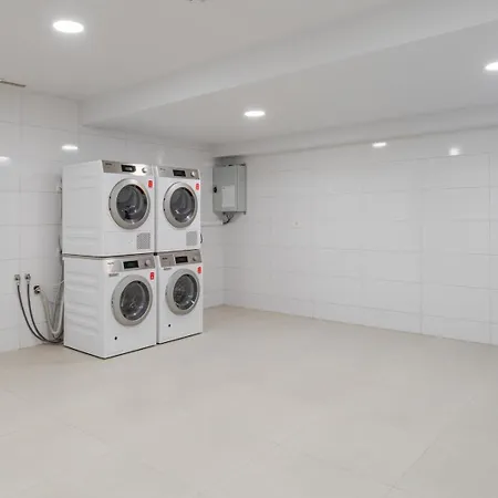 Hostwise - Modern With Rooftop Pool Apartment