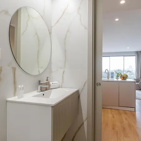 Hostwise - Modern With Rooftop Pool Apartment *