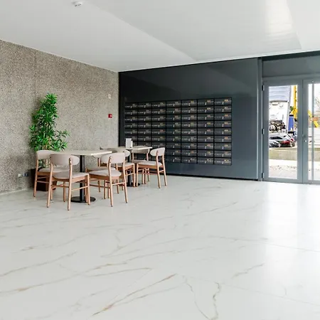 Apartment Hostwise - Modern With Rooftop Pool