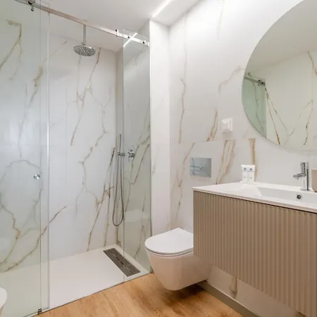 Hostwise - Modern With Rooftop Pool Apartment