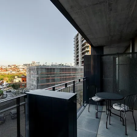 Hostwise - Modern With Rooftop Pool Apartment