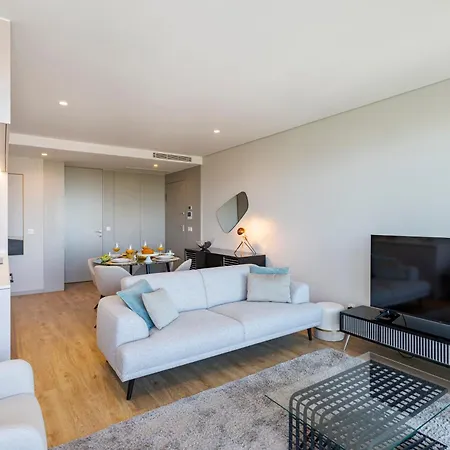 Apartment Hostwise - Modern With Rooftop Pool *