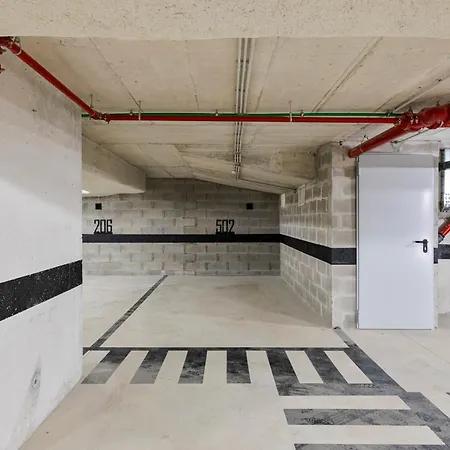 Hostwise - Modern With Rooftop Pool Apartment