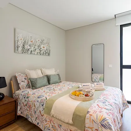 Apartment Hostwise - Modern With Rooftop Pool *