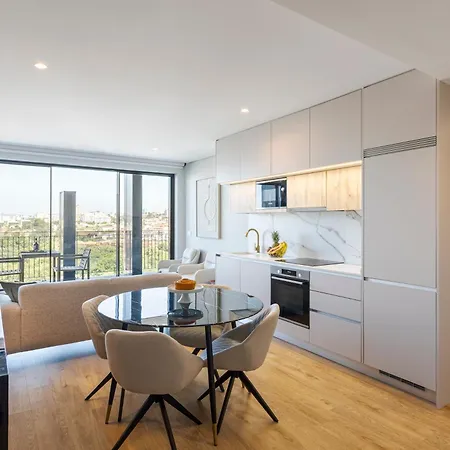 Hostwise - Modern With Rooftop Pool Apartment *