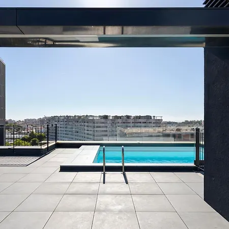 Hostwise - Modern With Rooftop Pool Apartment